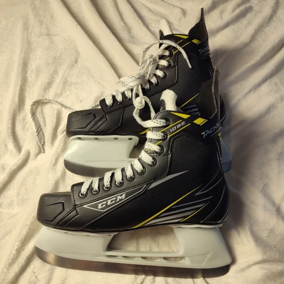 ccm 1092 tracks Adult Size 9 Ice Skates - Picture 1 of 14